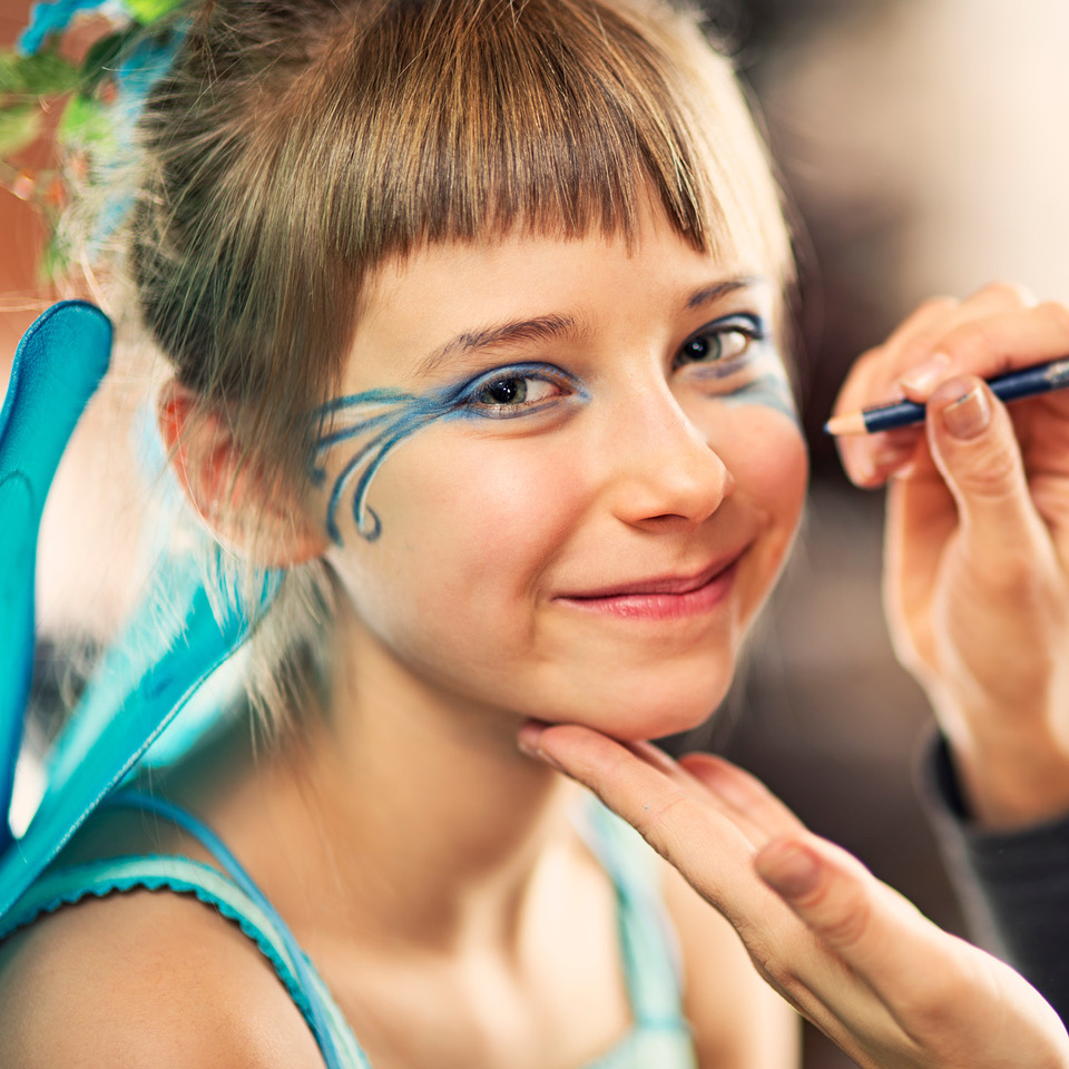 Kinderschminken und Glitzer Tatoos