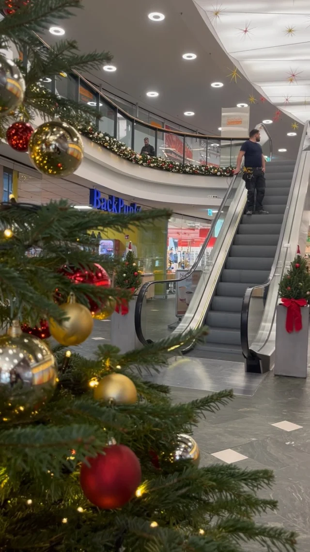 🛍️✨ Verkaufsoffener Sonntag! ✨🛍️
Am kommenden Sonntag könnt ihr ganz entspannt bei uns shoppen! Perfekt, um eure Lieblingsläden zu besuchen, nach neuen Trends zu stöbern oder euch schon mal Inspiration für die Weihnachtszeit zu holen. 🎁🎄
Wir freuen uns auf euch! 💖
#verkaufsoffenersonntag #sonntagsshopping #einkaufszentrumerlebnis
